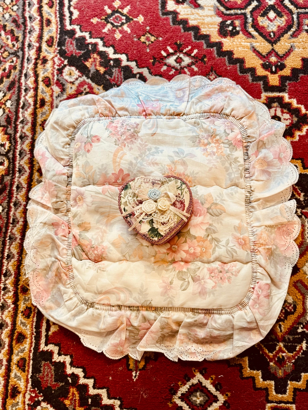 Uma almofada retro com uma caixinha em forma de coração.