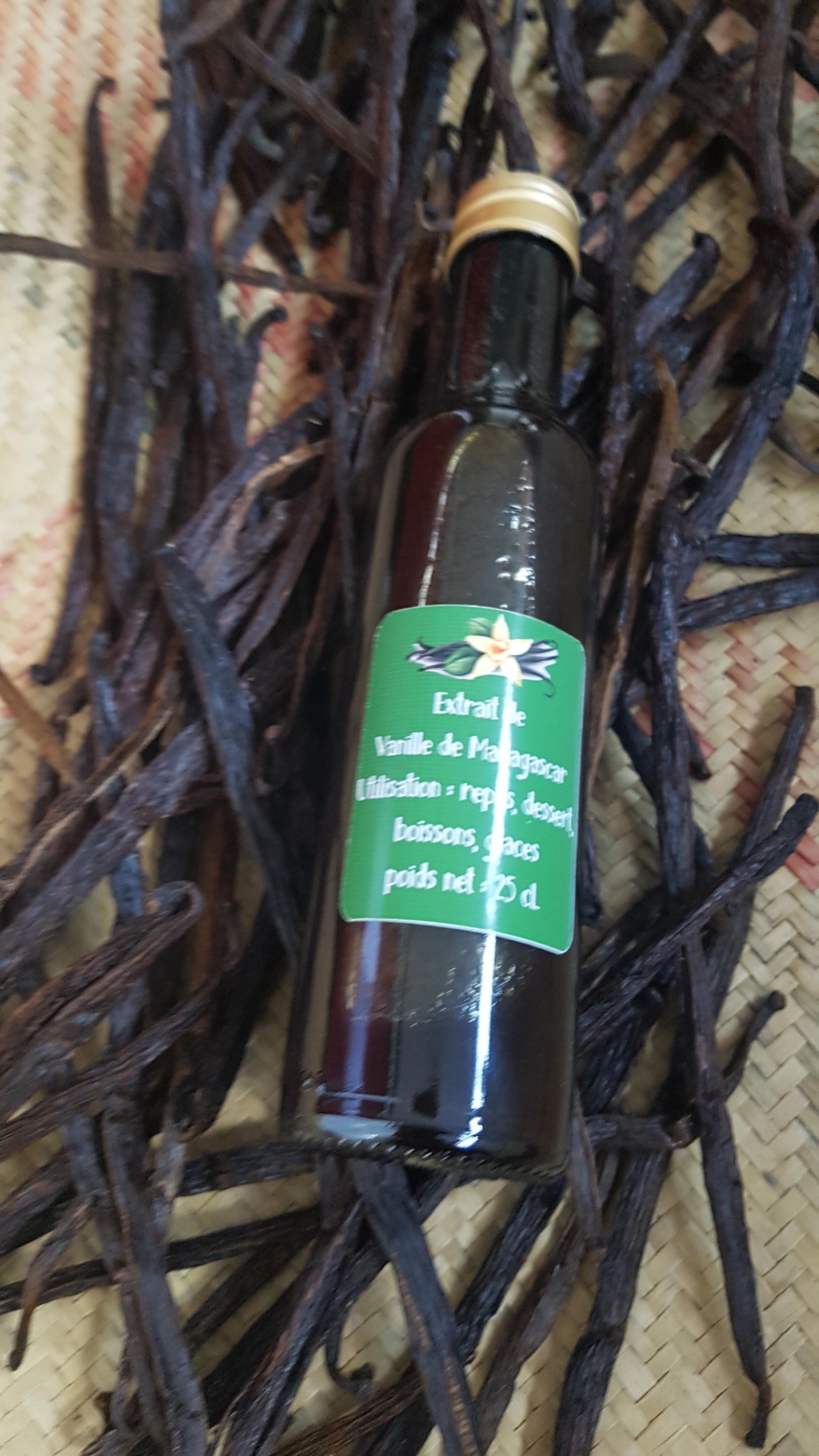 Gousses de vanille de Madagascar et bouteille 