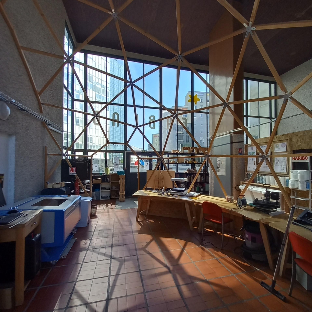 Le Fablab La Verrière est un espace partagé de fabrication numérique et traditionnelle accessible à tous.
Découvrez notre gamme d’objets fabriqués localement par l’équipe du Lab et 
nos artisan.e.s en résidence !