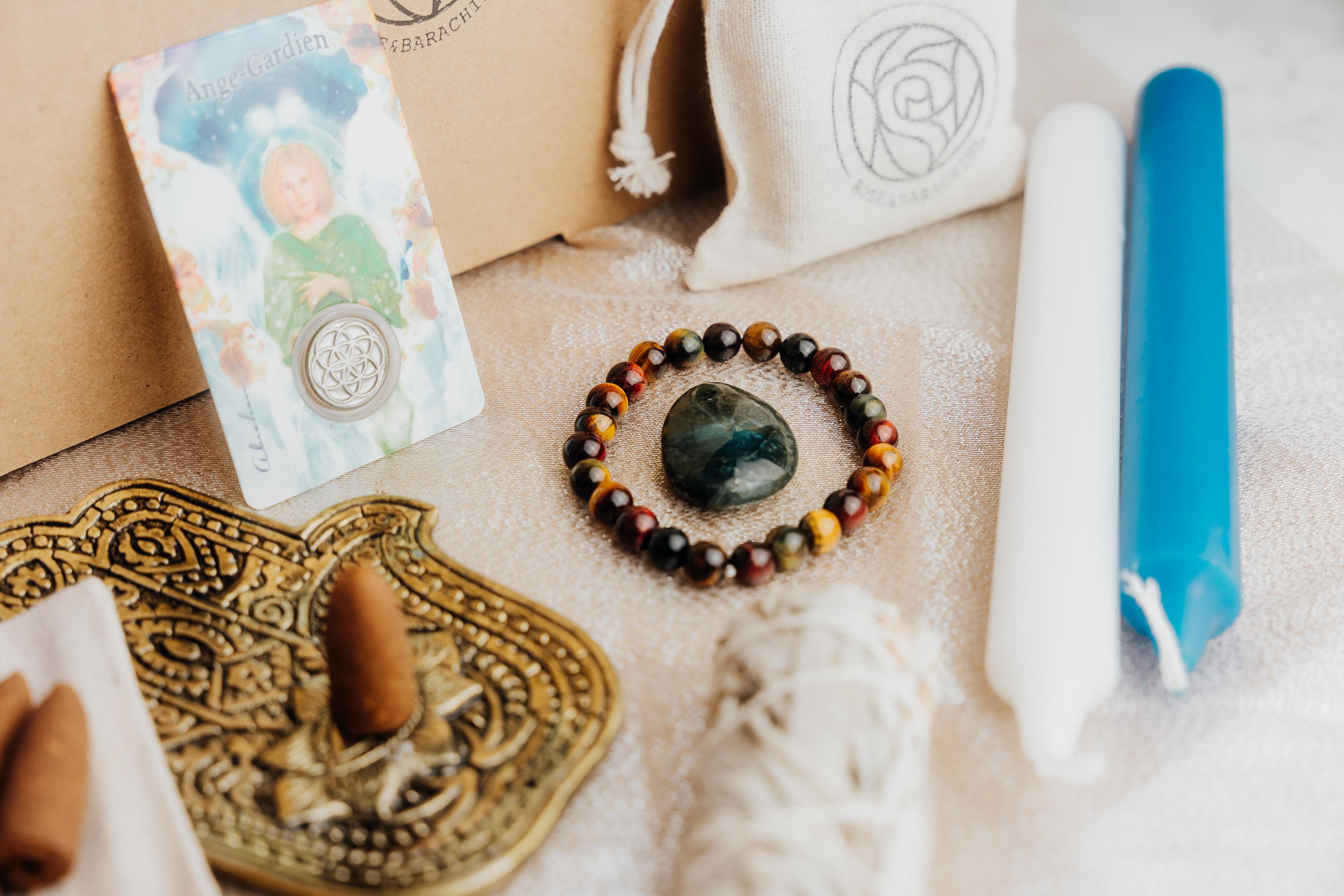 rose barachiel box minéraux bougie encens coffret pierre roulée rituel lithothérapie ésotérique divination mystique magie tradition religion archange ange mois nouveauté spiritualité bracelet oeil de tigre labradorite main de fatima cône d'encens sauge blanche fagot de fumigation sauge blanche de californie bougie blanche carte prière avec médaille
