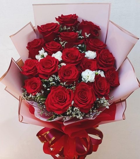 Creating beautiful hanging  baskets & planters 
Beautiful hand tied & special occasion bouquets 
 blooming lovely flower cart is open 7 days a week 
I Specialising in artificial & real floral , bespoke handmade festive & seasonal eye catching  displays for home and  business