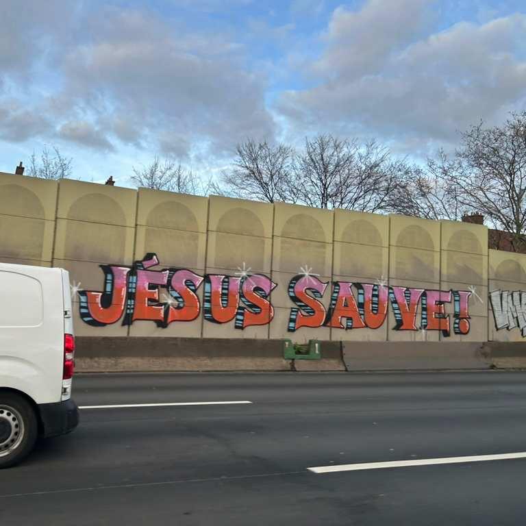 Qui tague Jésus Sauve à Paris ?