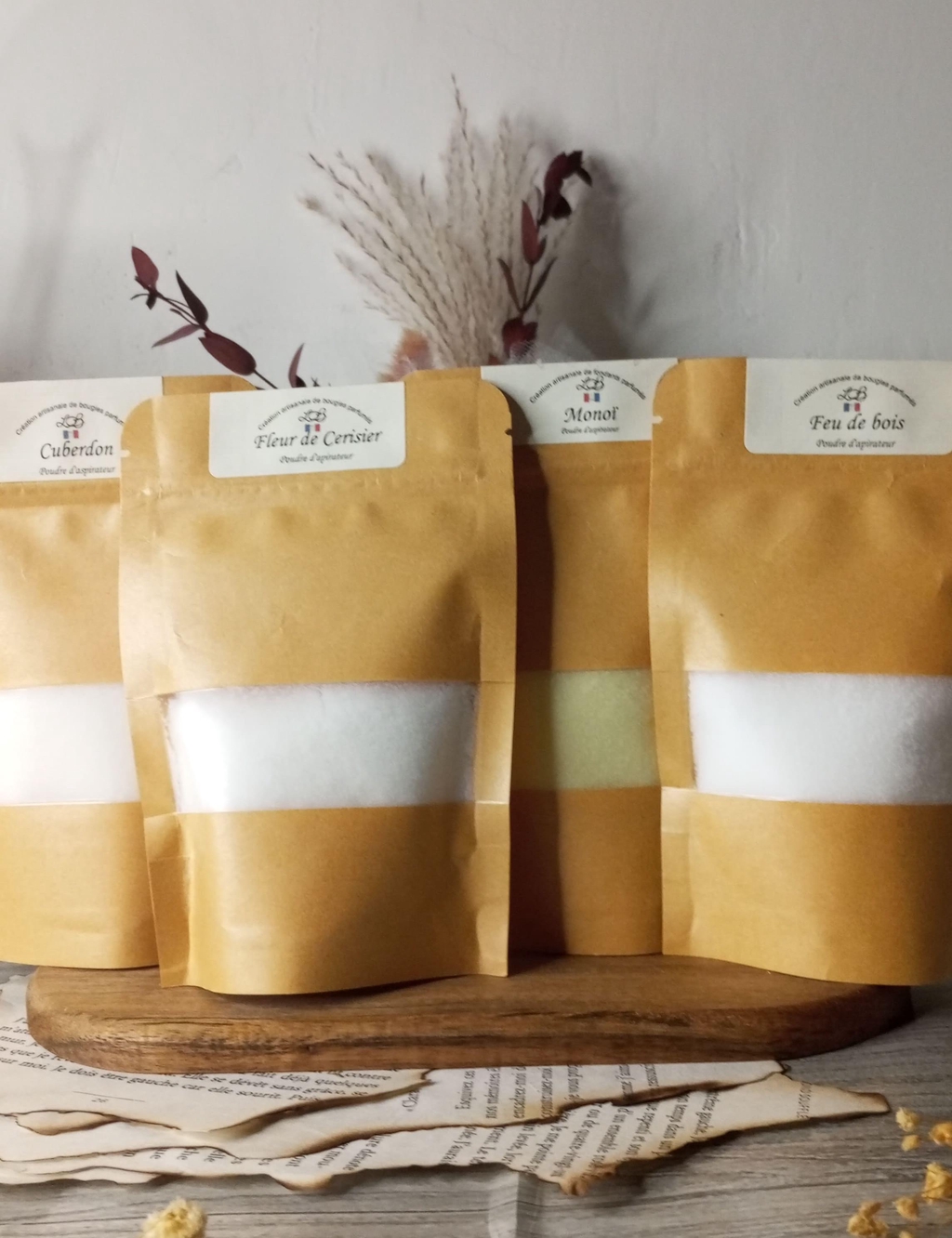 Poudre d’aspirateur artisanale parfumée, nettoie et parfume votre intérieur. Vegan, zéro déchet et parfum naturel.