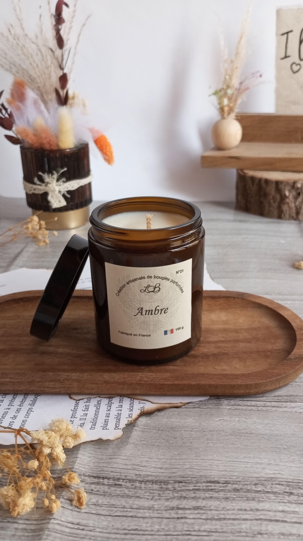 Découvrez mes bougies artisanales parfumées, fabriquées en cire de soja 100% végétale à Boussens, Haute-Garonne. Chaque bougie est vegan, sans phtalates ni CMR, et créée pour parfumer votre intérieur de façon naturelle.