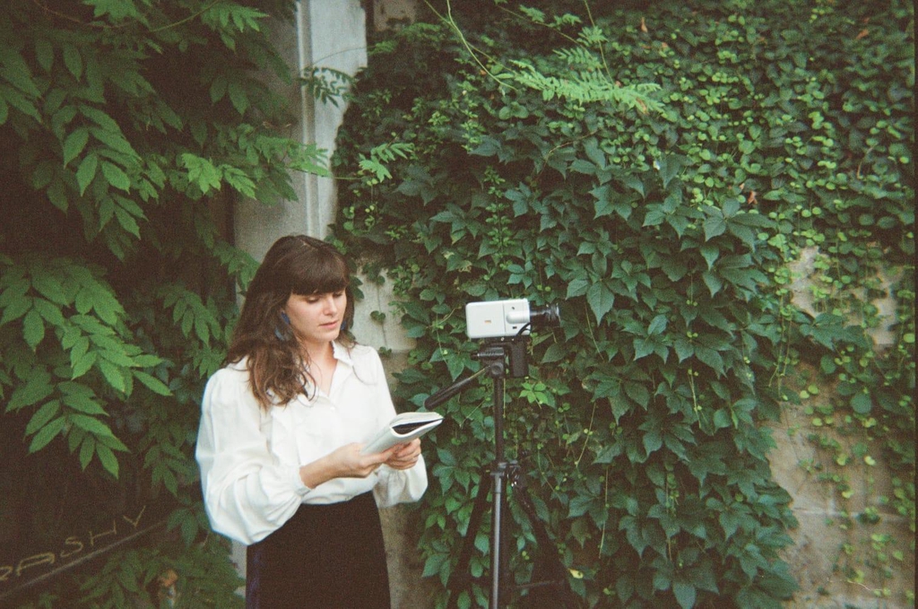 Clémentine Chapron, artiste plasticienne, sur un tournage Super 8