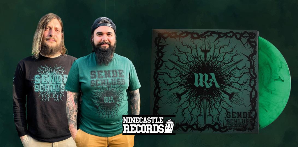 Das Bild zeigt die neue Schallplatte "IRA" der Band SENDESCHLUSS sowie die neuen Merchandise Artikel getragen von den Bandmitgliedern. Ein grünes T-Shirt und ein schwarzes Longsleeve jeweils mit dem neuem Album-Cover bedruckt