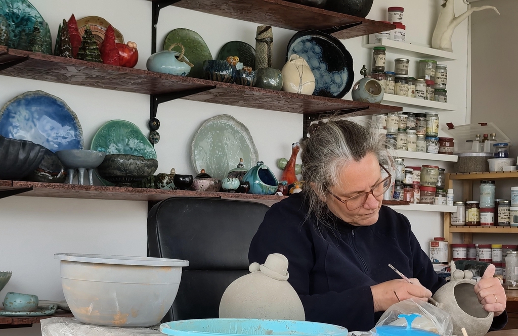 Artista no seu atelier de cerâmica artesanal a moldar peças feitas à mão para a marca Forma da Terra.
