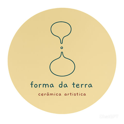 Logótipo circular verde escuro com ilustração de traço dourado fino representando uma gota de água e forma orgânica para Forma da terra Cerâmica