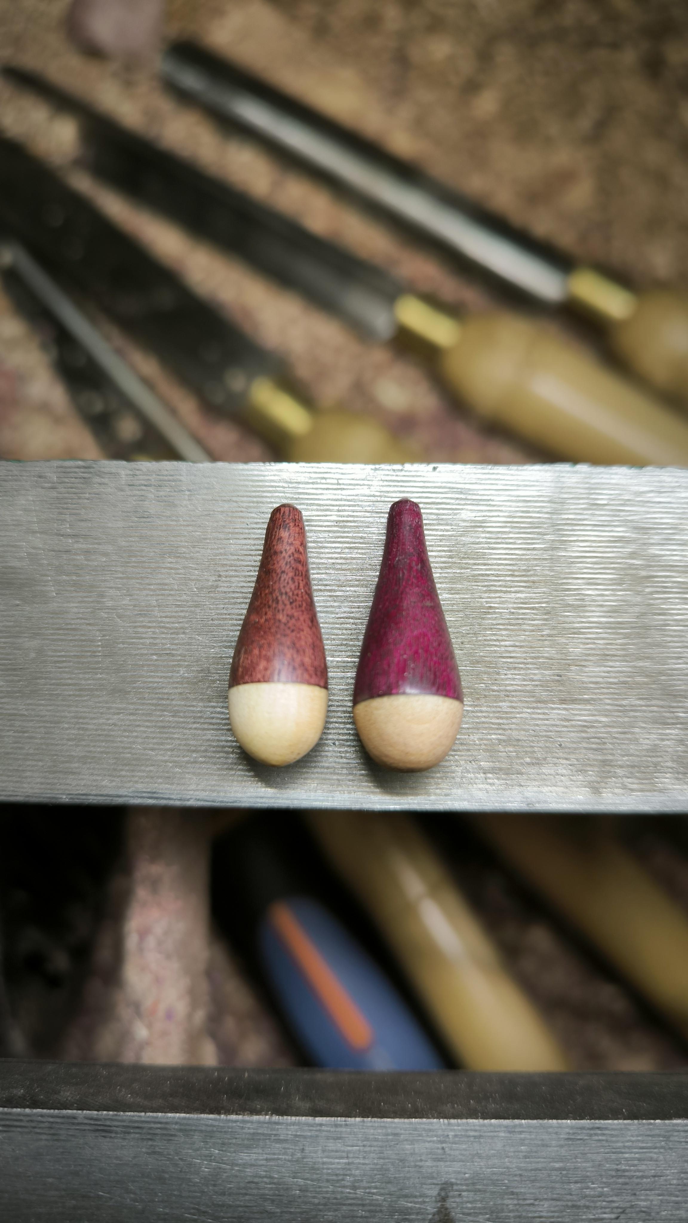 Comparaison entre deux pièces en amarante : à gauche la teinte brune du bois fraîchement tourné, à droite le violet intense obtenu naturellement après une semaine d'exposition à l'air.