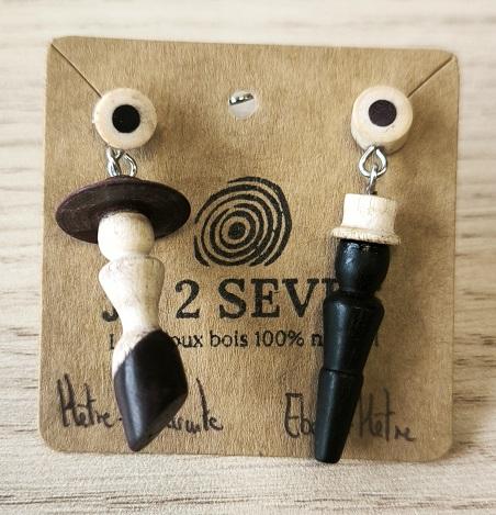 Boucles d'oreilles BICOL pendantes en bois naturel représentant des silhouettes stylisées, assemblées en hêtre, amarante et ébène, garanties résistantes à l'eau.
