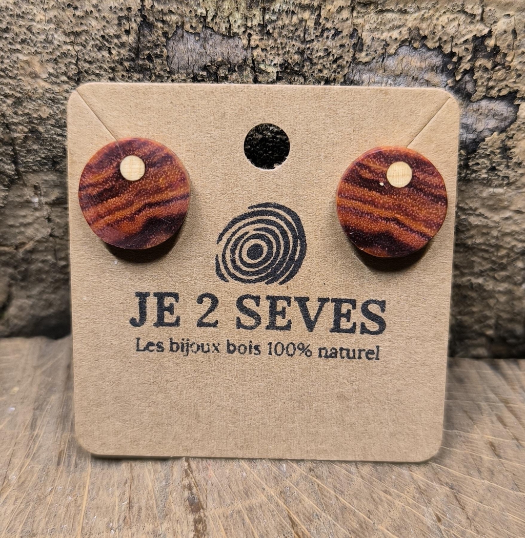 Paire de clous d'oreilles BICOL en bois naturel bicolore sur leur support Je 2 Sèves, garantis résistants à l'eau et conçus par un tourneur sur bois.