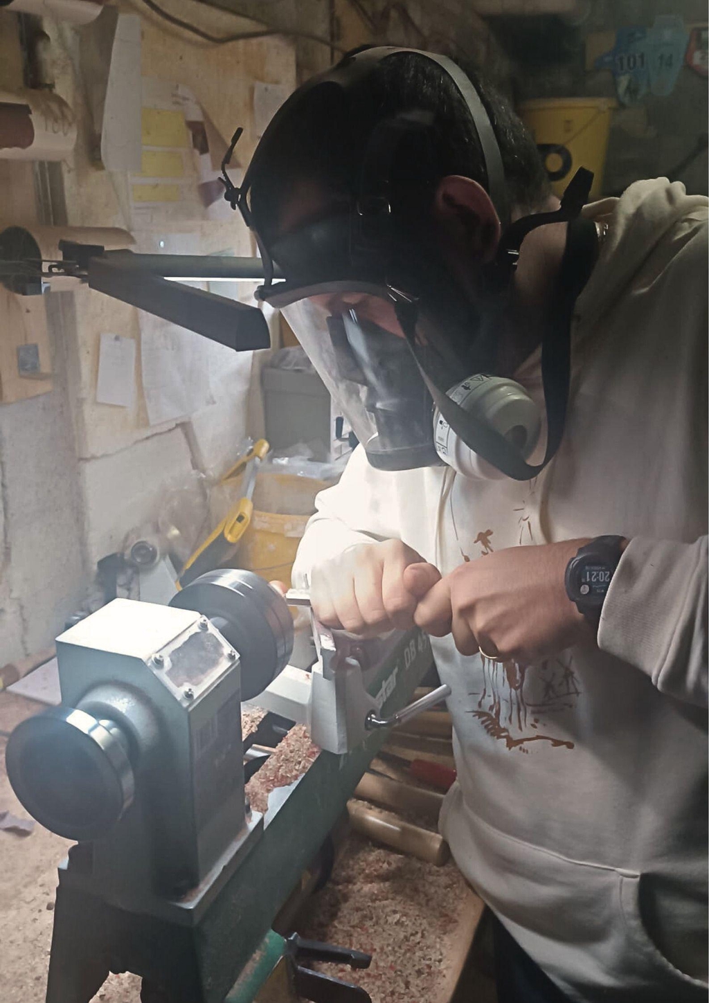 Artisan tourneur de Je 2 Sèves en plein travail de façonnage au tour à bois pour la création de bijoux artisanaux et naturels.