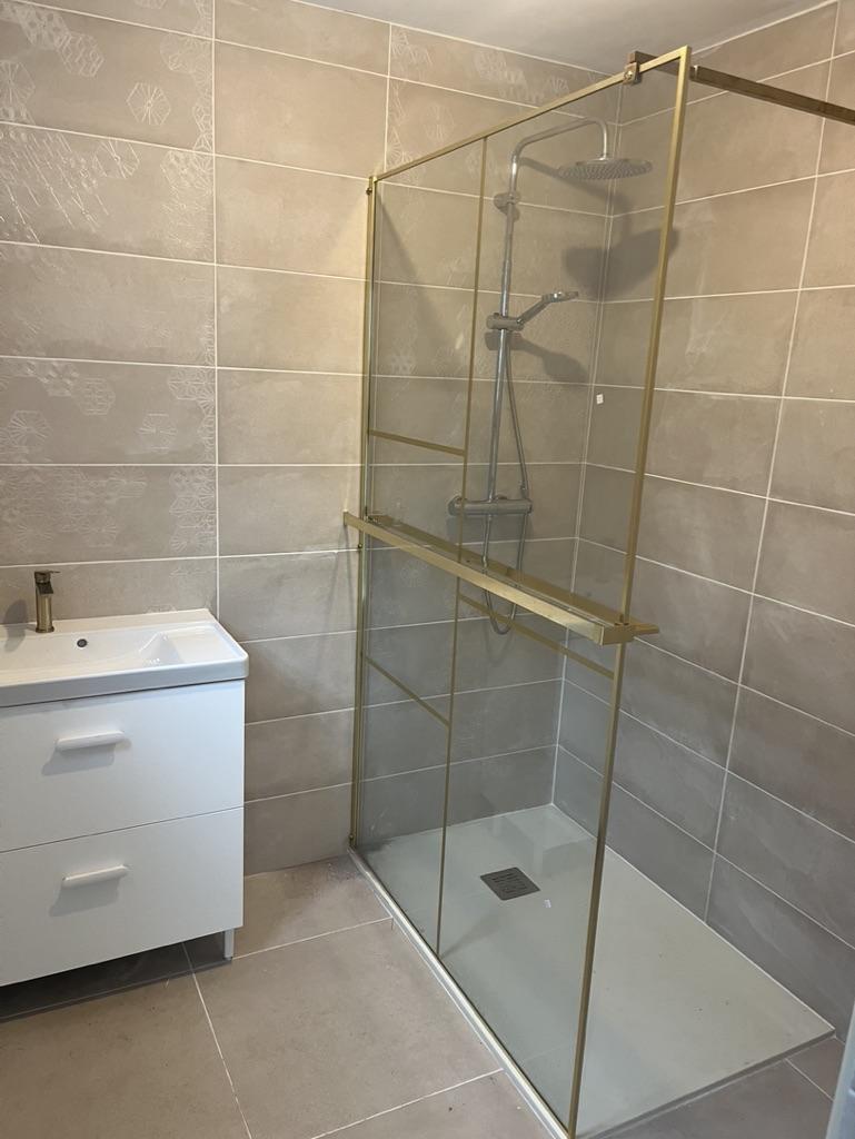 Découvrez notre entreprise dédiée à la plomberie et à la rénovation, offrant des services de qualité pour vos salles de bains, terrasses et cuisines