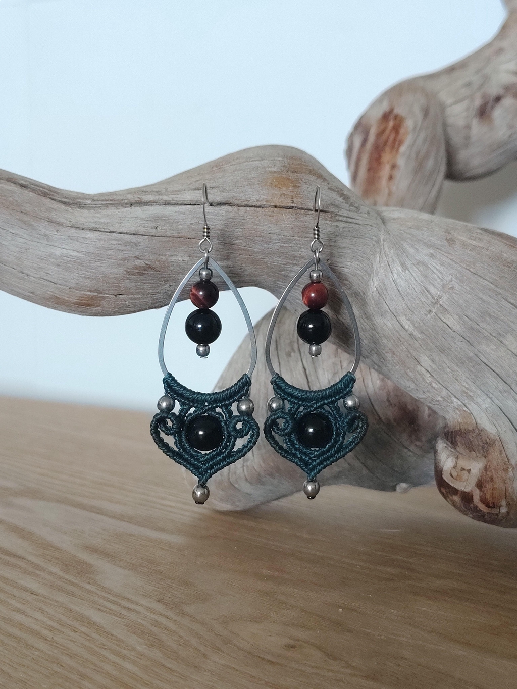Boucles d'oreilles goutte en macramé et pierres fines naturelles.