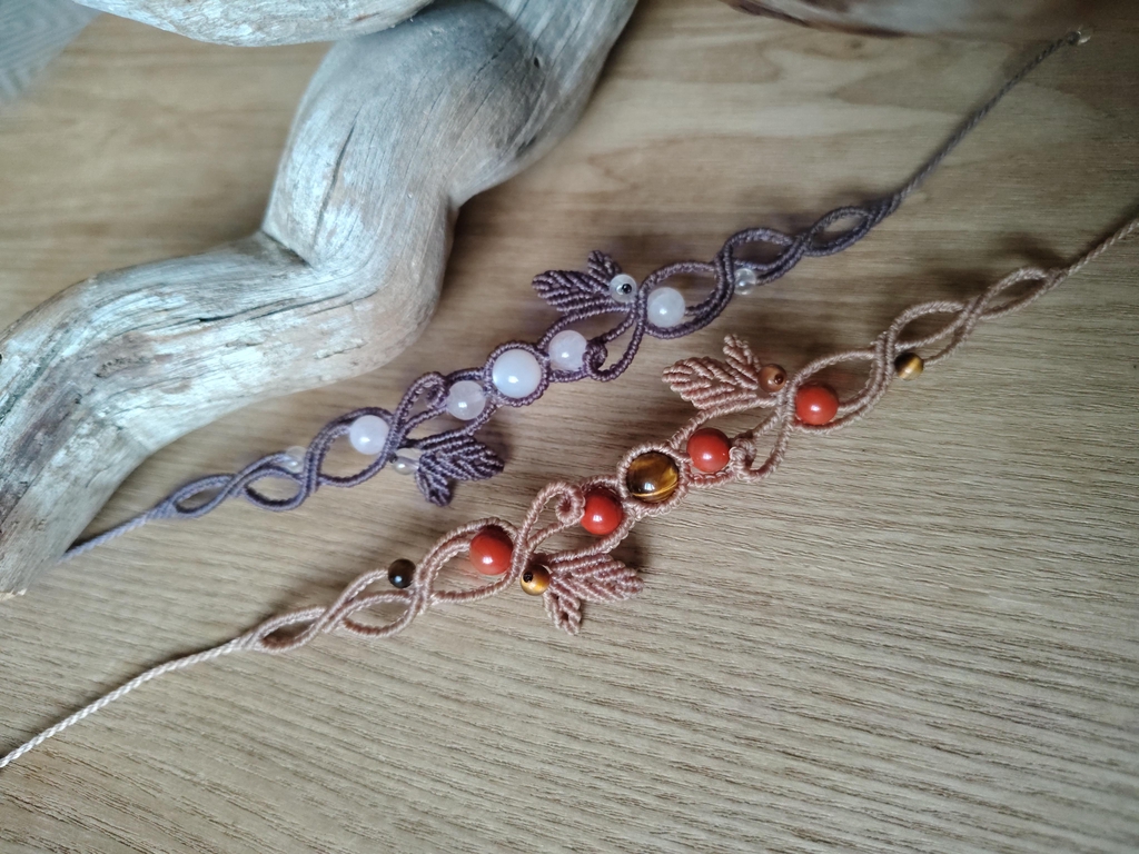 Bracelets feuilles en micro-macramé avec des pierres fines naturelles.