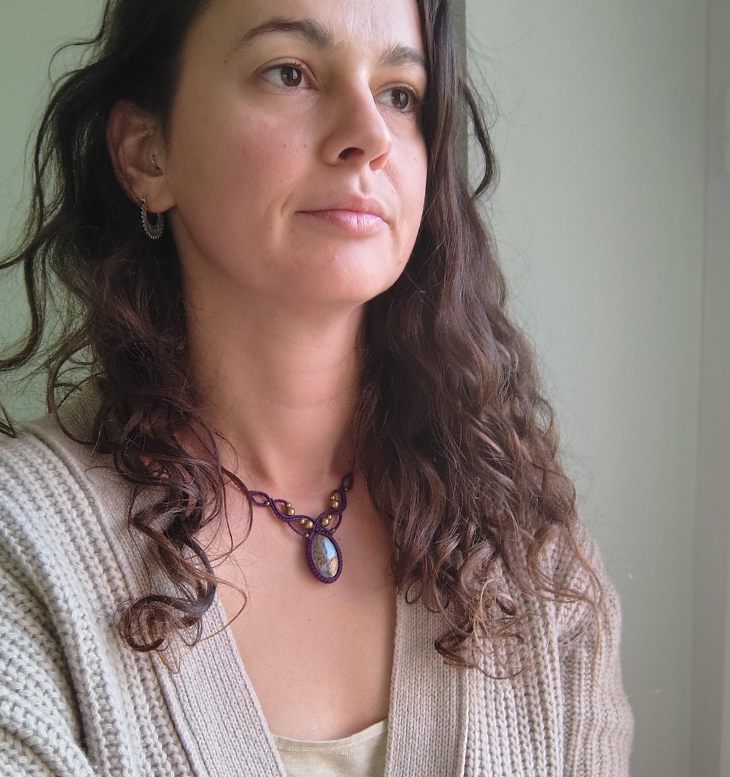 créatrice de bijoux micro-macramé Liberté Macramé