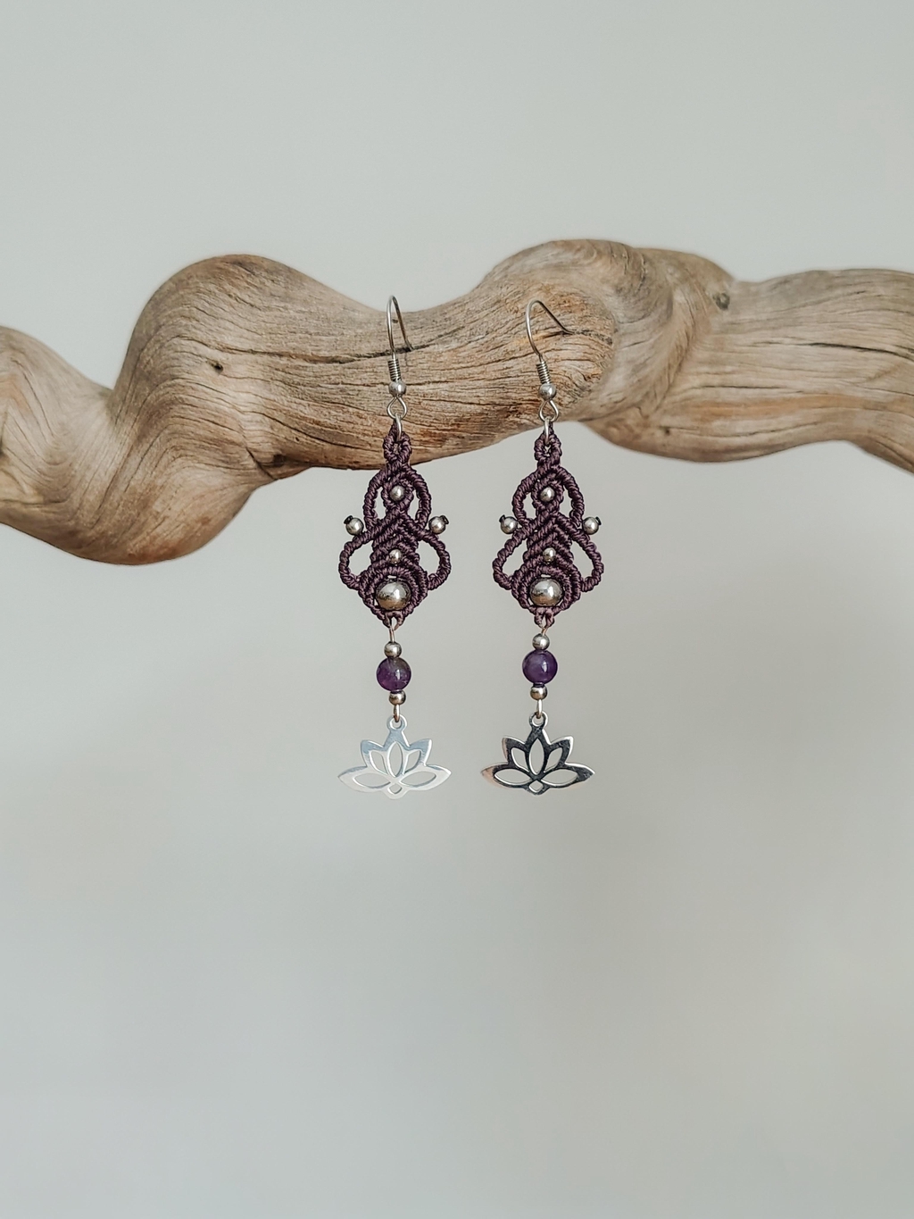 Boucles d'oreilles lotus en macramé et pierres fines naturelles.