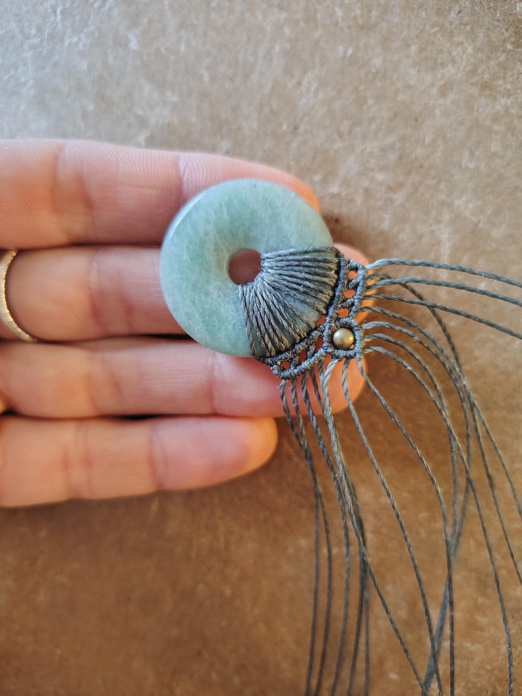 création de bijou en micro-macramé fait main dans le jura