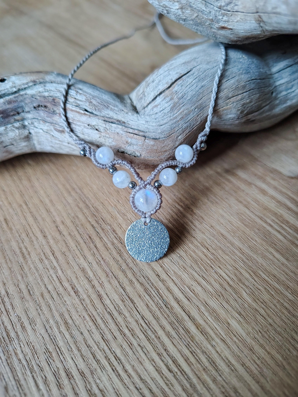 Collier en micro-macramé et pierres naturelles.