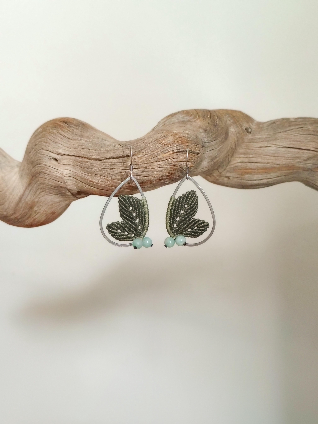 Boucles d'oreilles feuilles en micro-macramé et pierres naturelles.