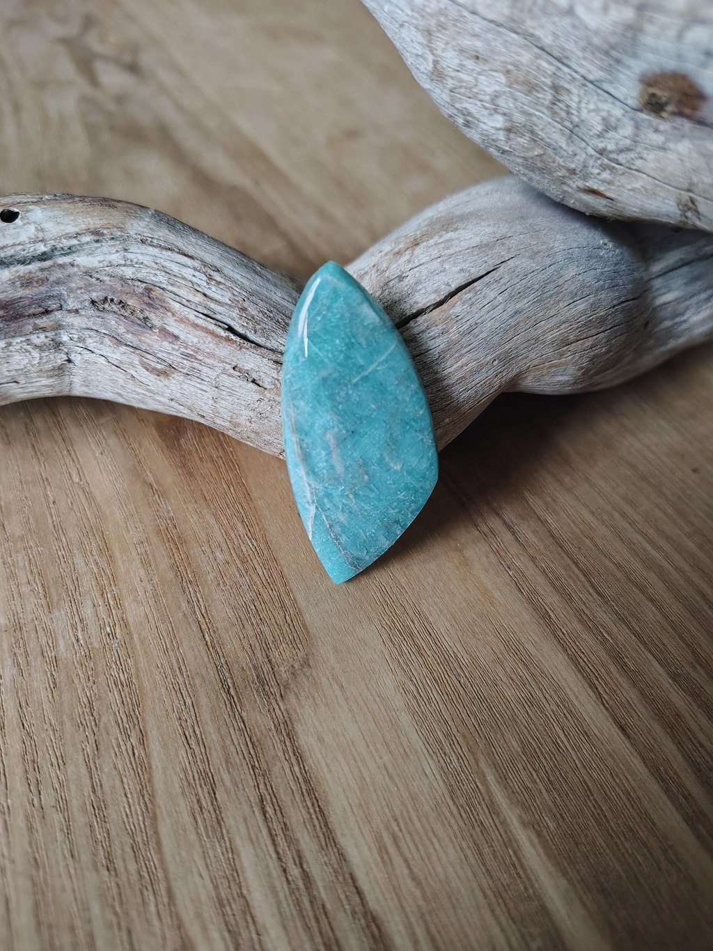 pierre amazonite bleue sur bois flotté