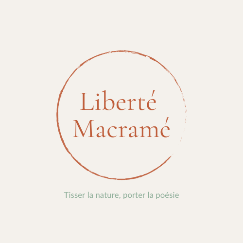 Logo Liberté Macramé dans un cercle après la phrase signature Tisser la nature