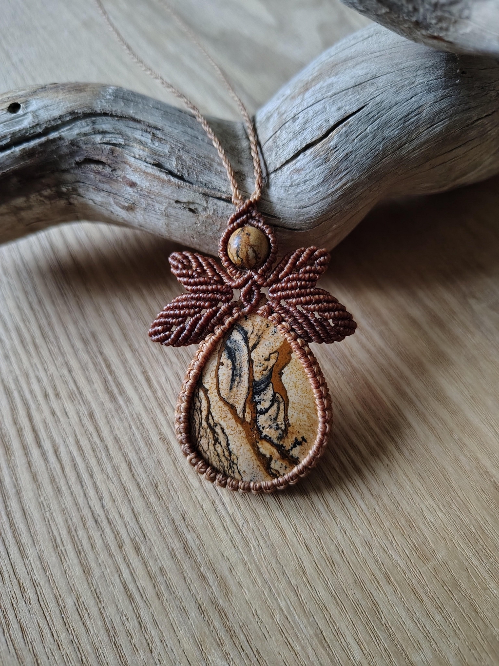 collier en micro-macramé avec pierre naturelle fait main