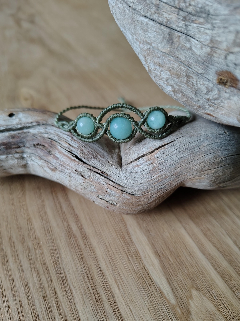 Bracelet en micro-macramé et pierres naturelles.