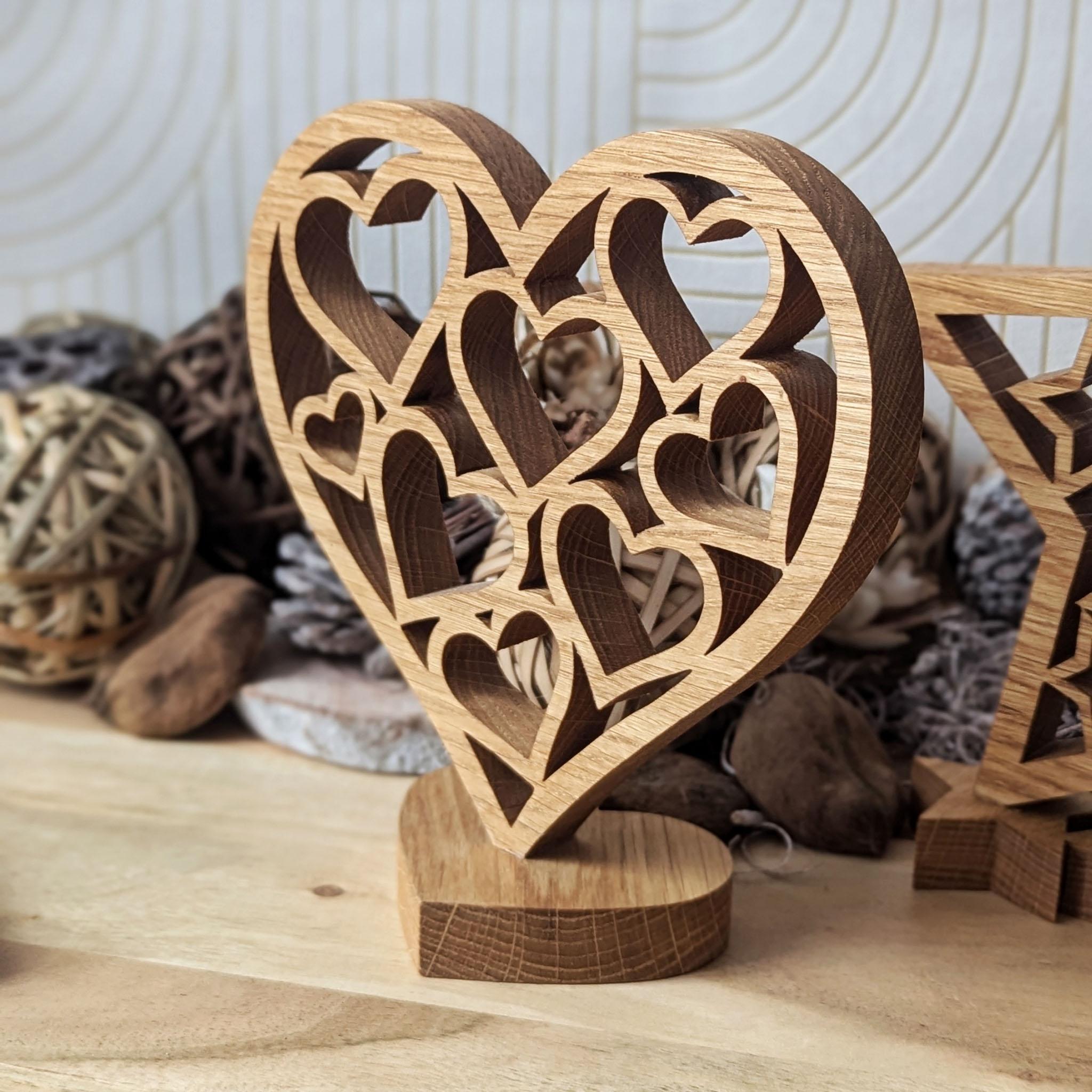 Décoration intérieur en forme de coeur avec pleins de coeur, fabriqué en France, dans L'Yonne, dans du chêne massif par Nellio Bois