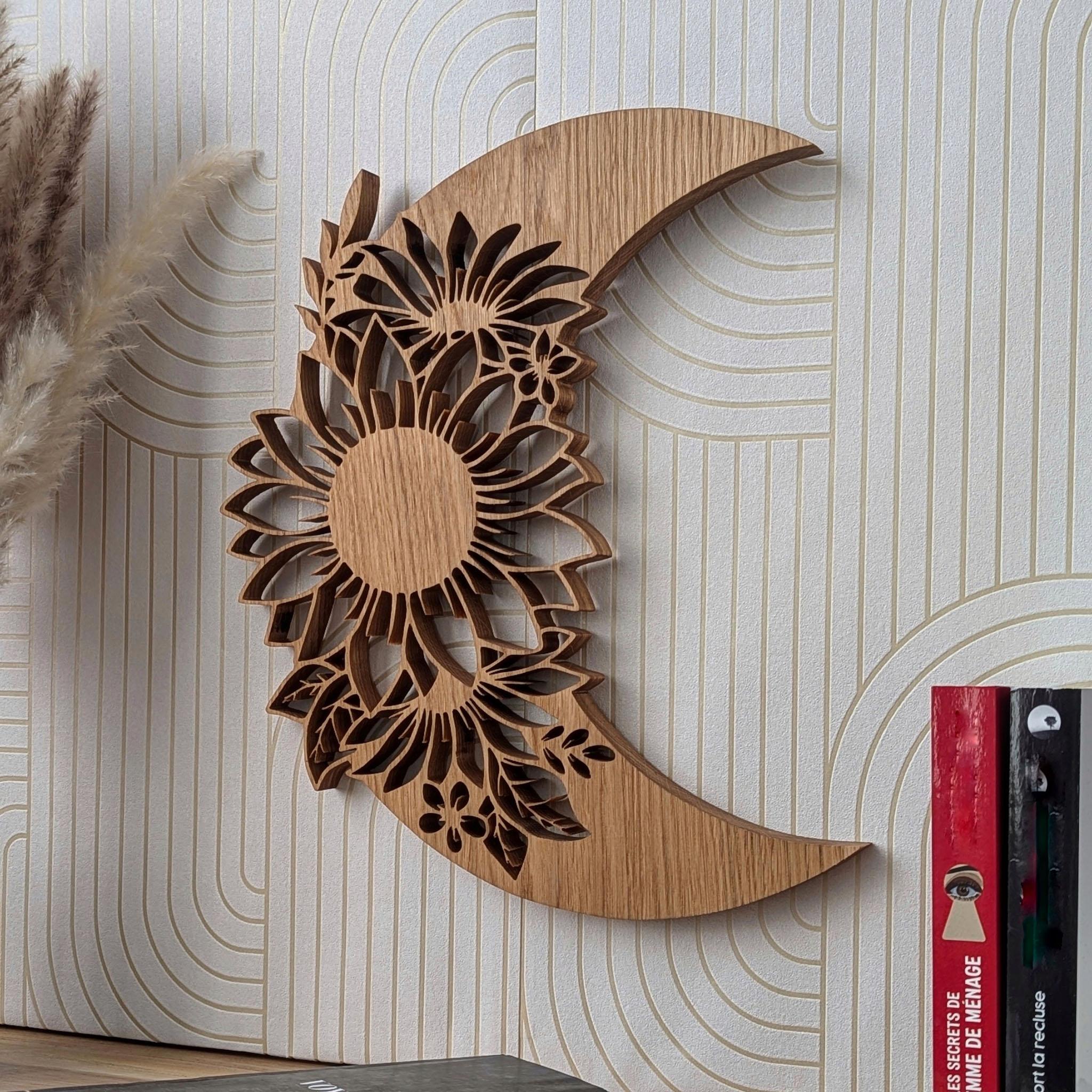 Lune fleurie en bois massif, pour une déco murale originale. Fabriquée de manière artisanale en France.
