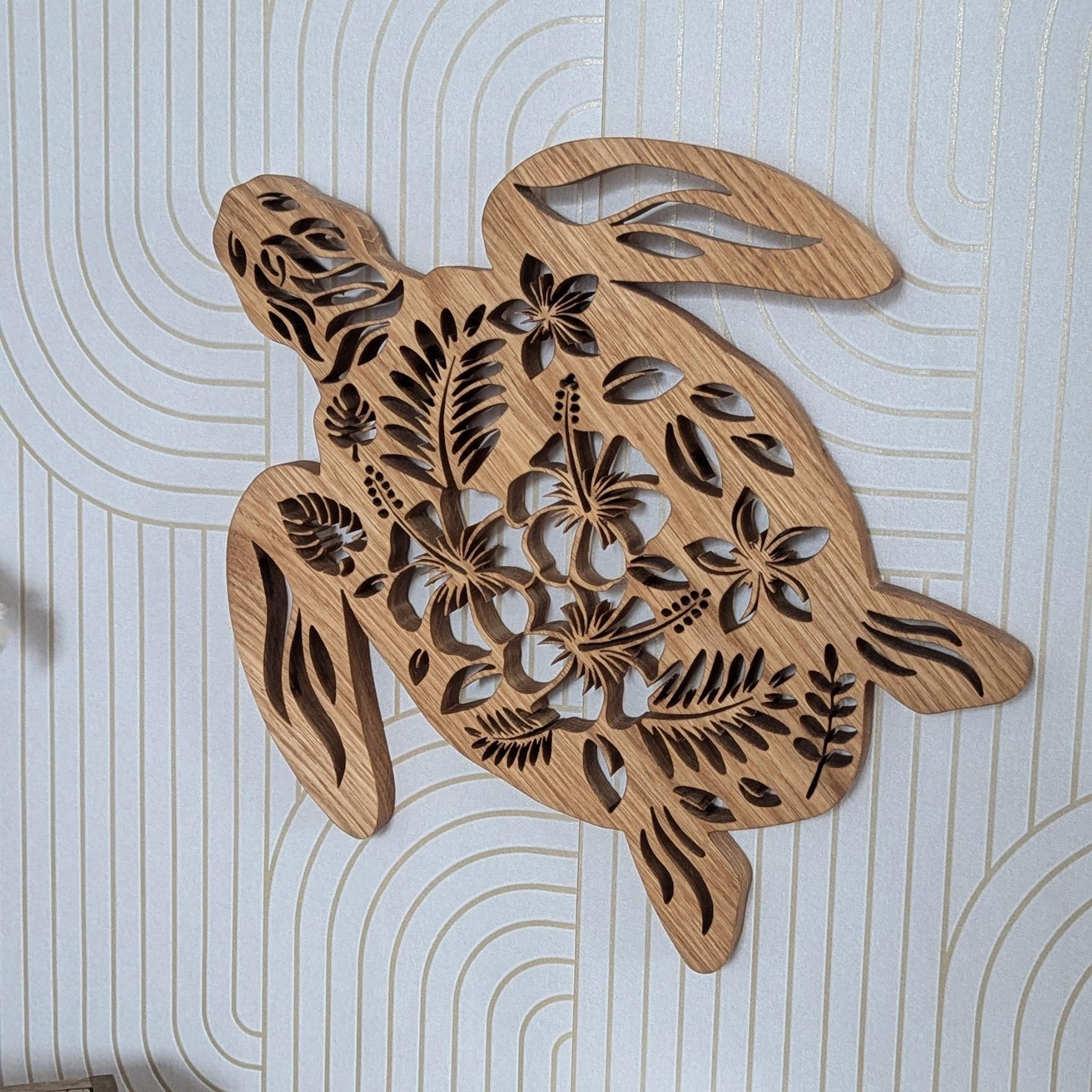 Magnifique tortue de mer en bois massif sur le thème de la Polynésie Française. Réalisée main en chantournage.