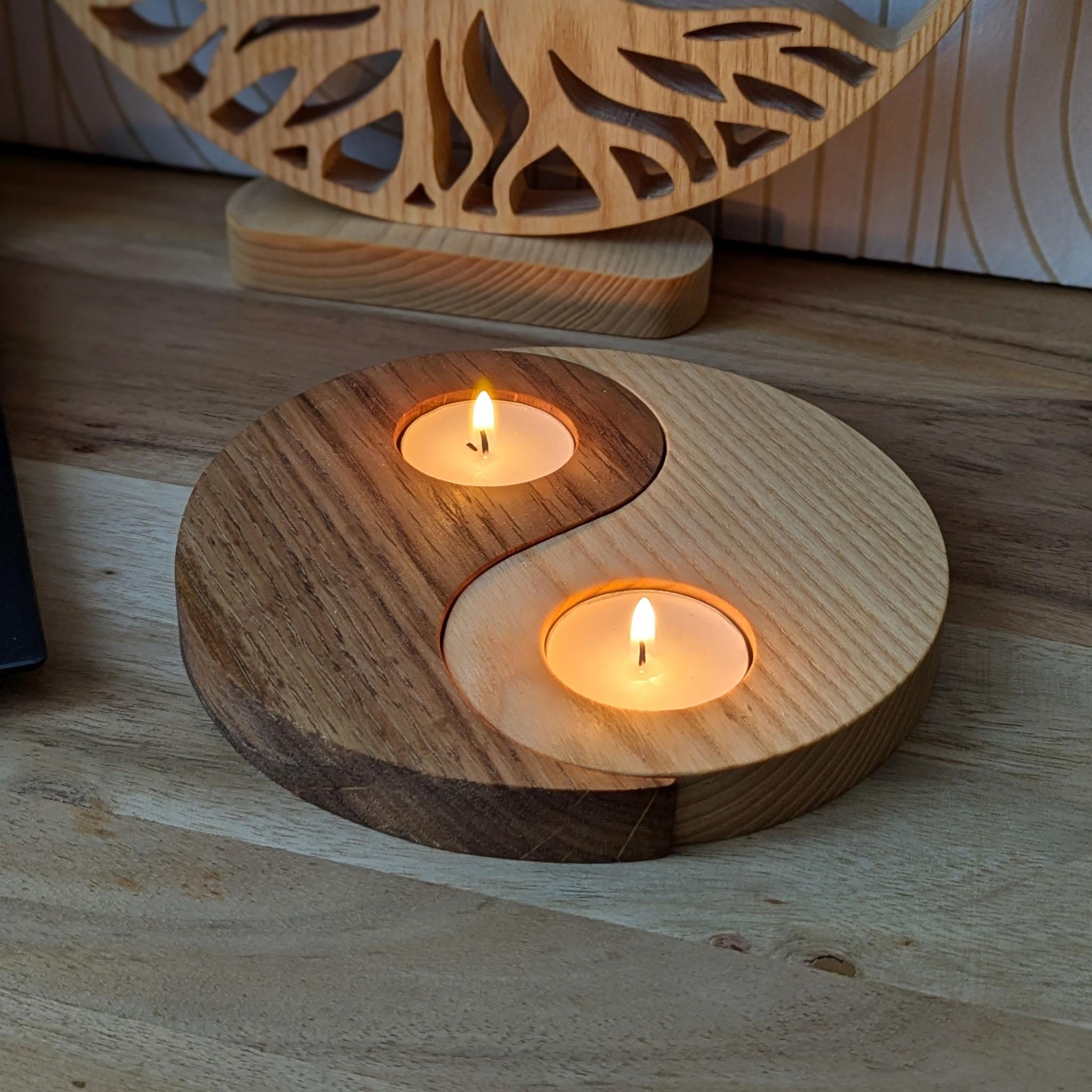 Yin et Yang porte-bougie pour objet de déco intérieur, réalisé en chêne et frêne massif par Nellio, artisan installé dans l'Yonne.