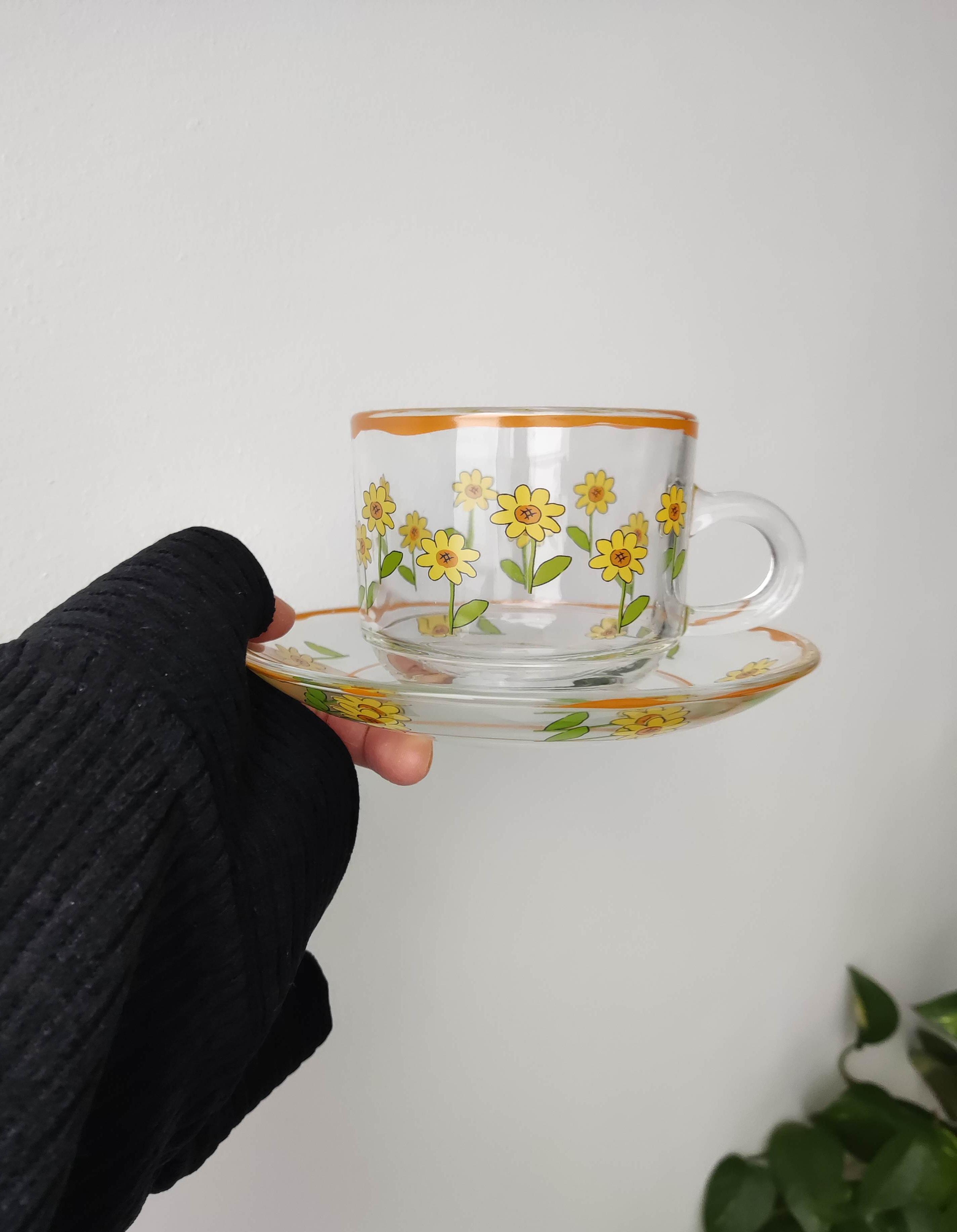 Tasses avec soucoupe en verre