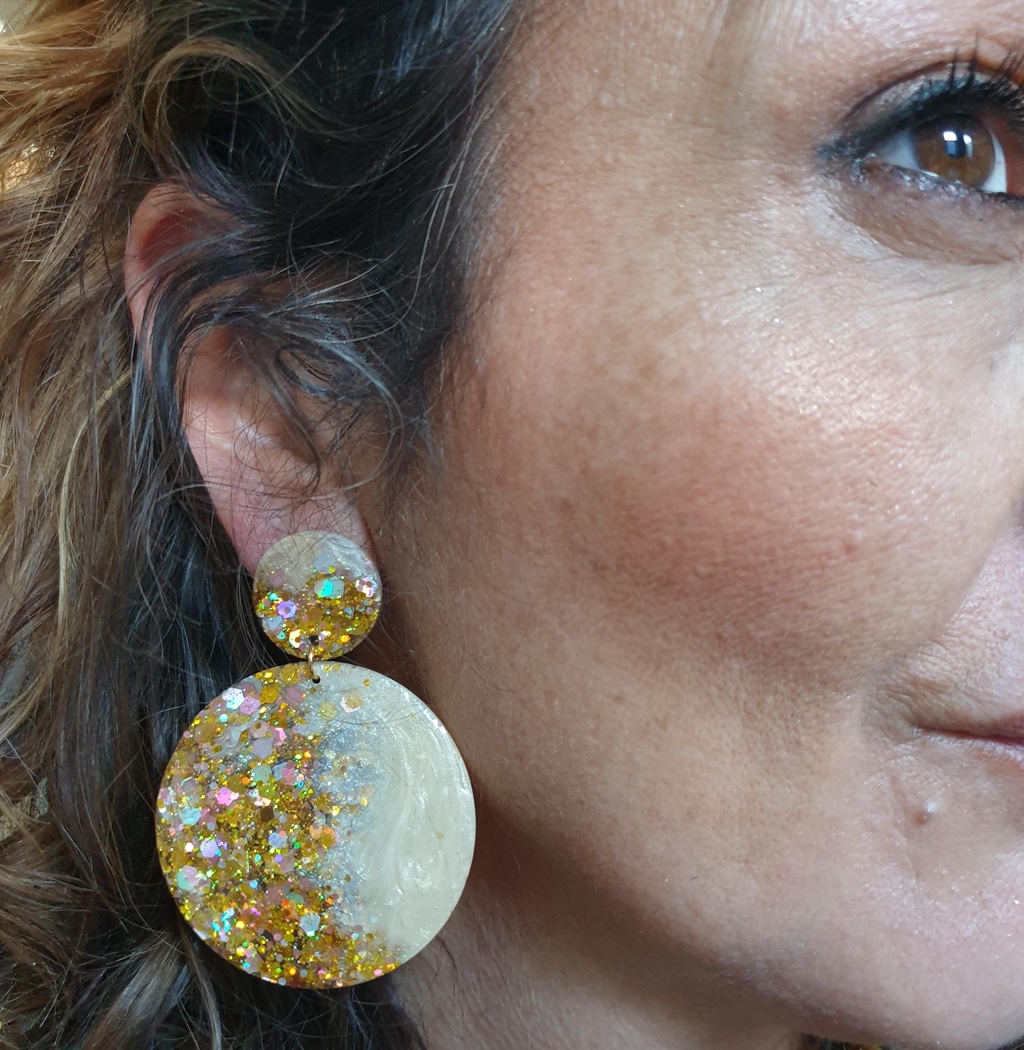 Bijoux de créateur en résine,  des boucles d'oreilles pour femme. Les bijoux fantaisie sont sans allergènes, très légers,  colorés et petit prix. La livraison est gratuite à partir de 55€ et coûte moins de 3 euros pour la France.  