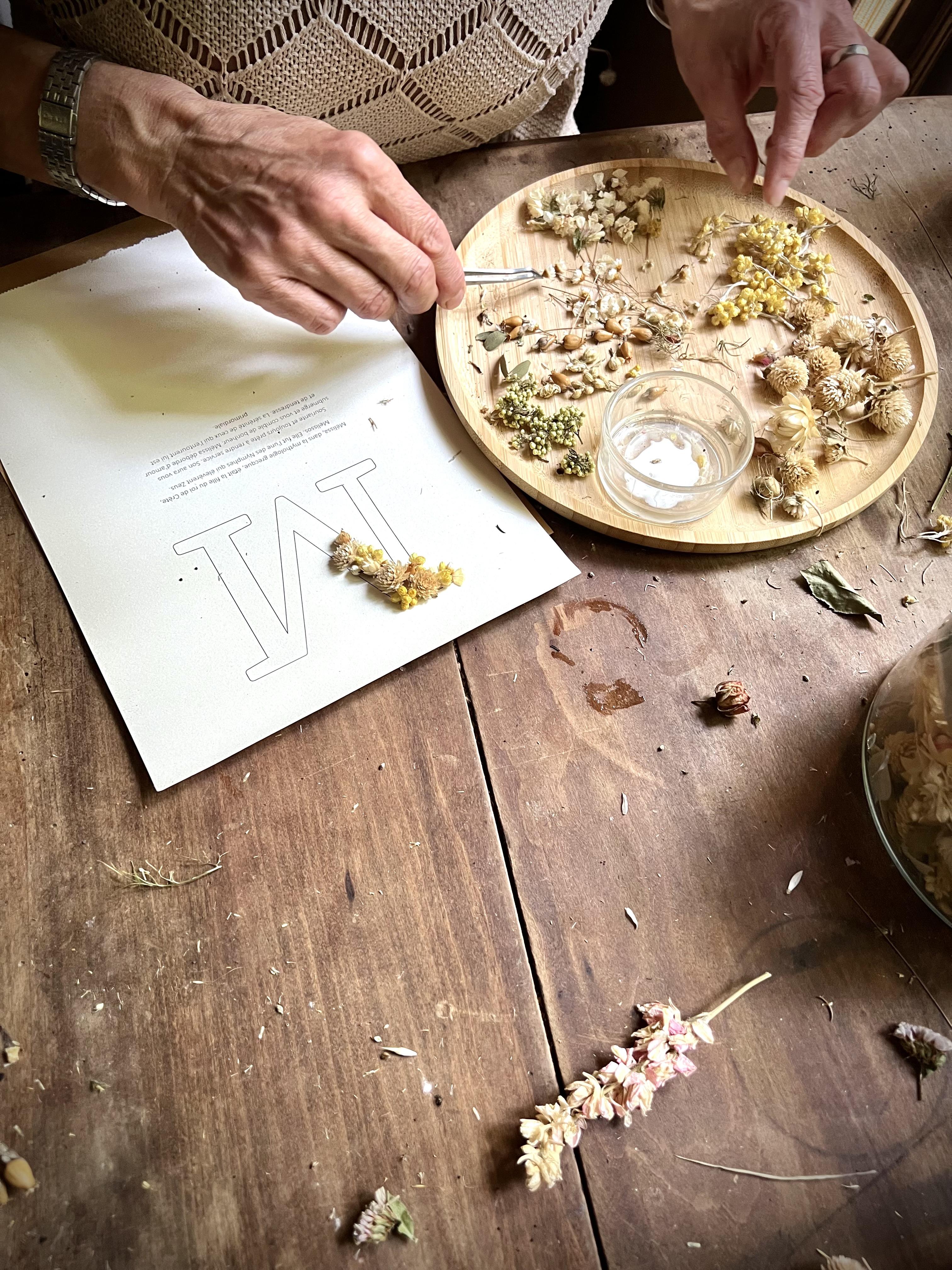 Melissa dans son atelier en pleine création sur la collection "à Fleur de l'Être"