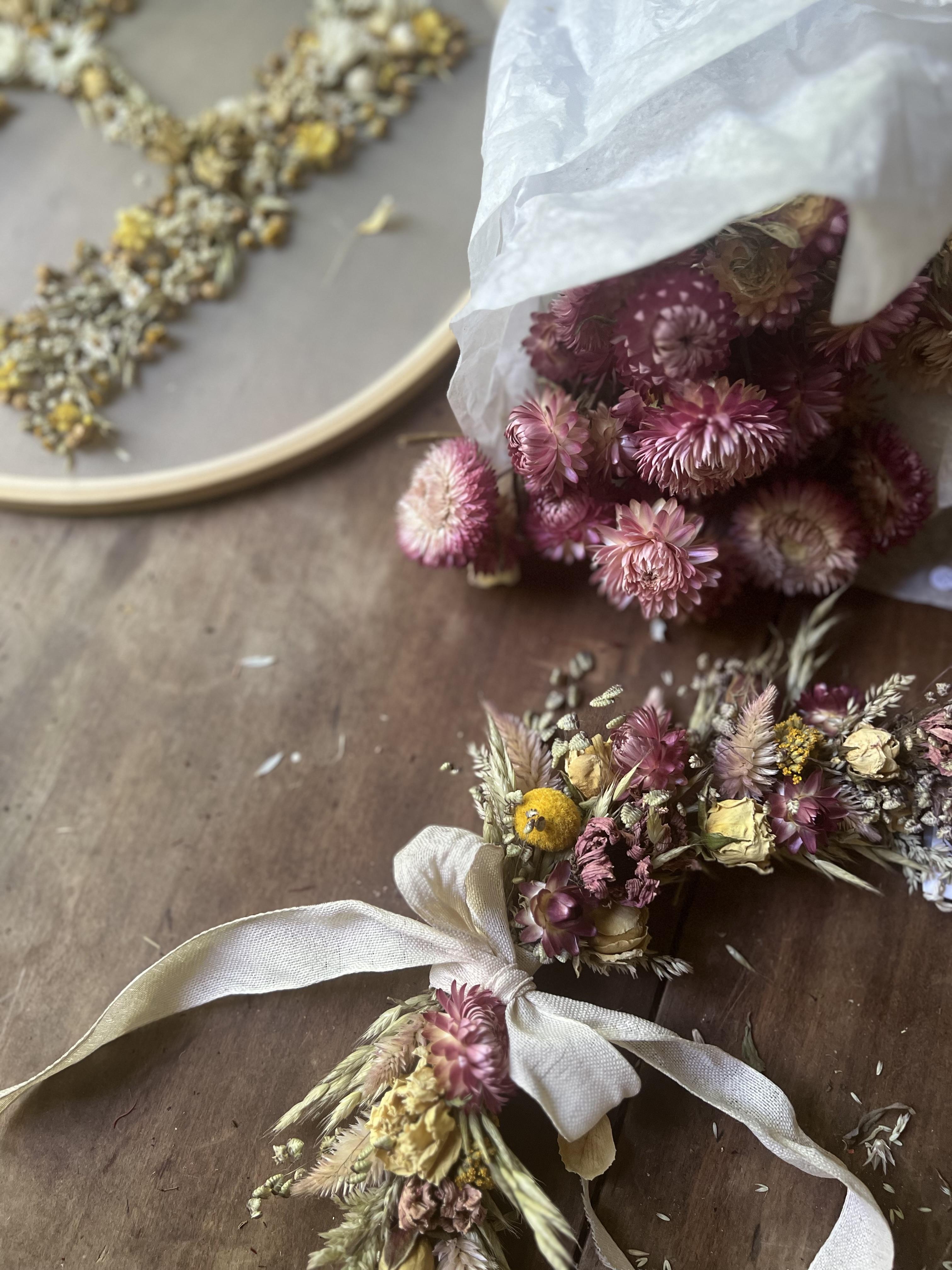 Brins de Mélisse produit dans son atelier en Ariège toute ses créations en fleurs séchées