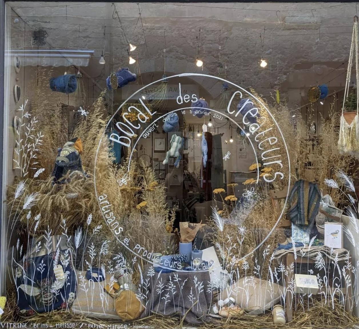 une vitrine estivale dans des teintes naturelles