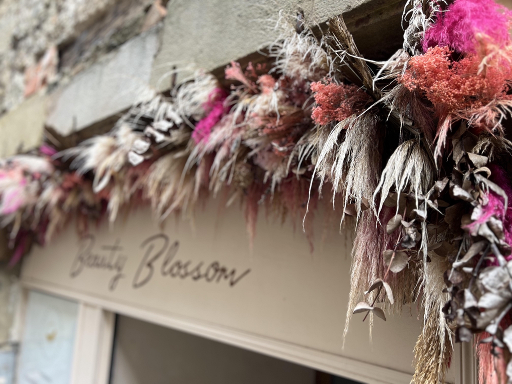 Zoom sur une façade fleurie toute en élégance et douceur
