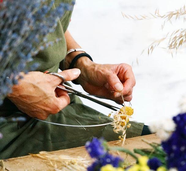 Brins de mélisse est une créatrice florale en Ariège passionnée par les fleurs sauvages qu'elle transforme en créations uniques
