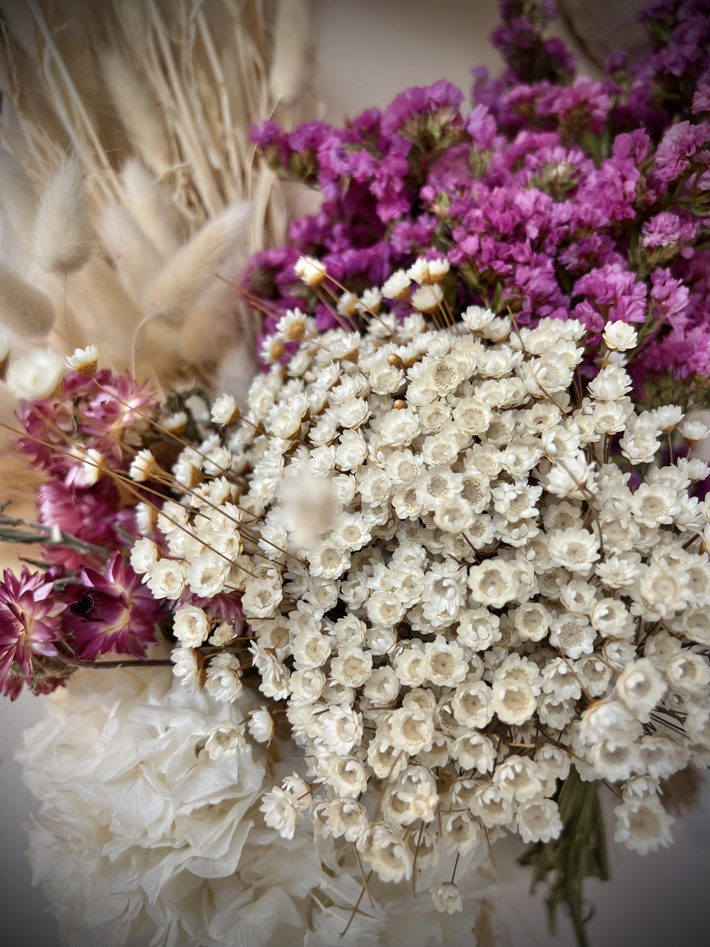 fleurs sechees roses et blanches