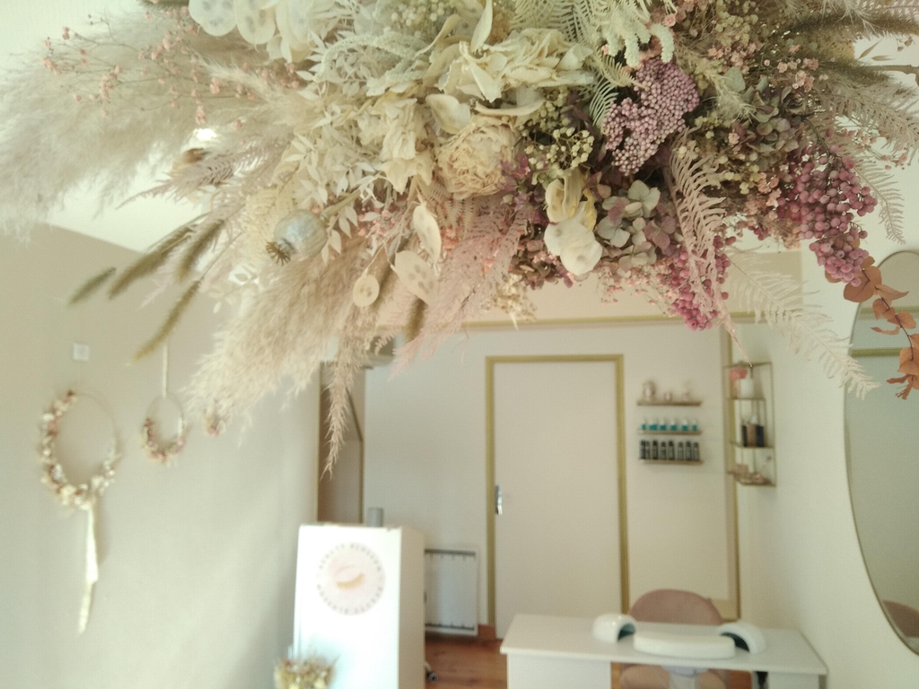 une ambiance végétale féminine avec des teintes douces pour un salon de beauté 