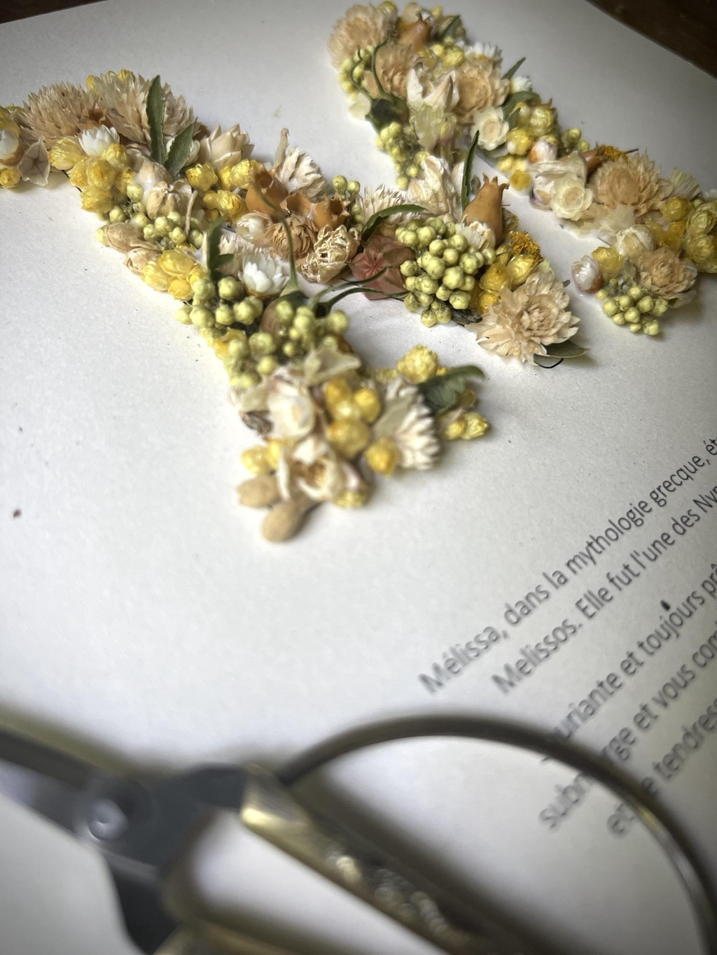 fleurs de l'être - créations  artisanales - lettre décorée avec des fleurs séchées