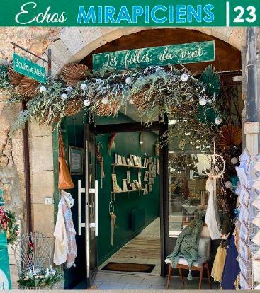 Une façade décorée de fleurs séchées par Brins de Mélisse pour une de ses boutiques pop up store