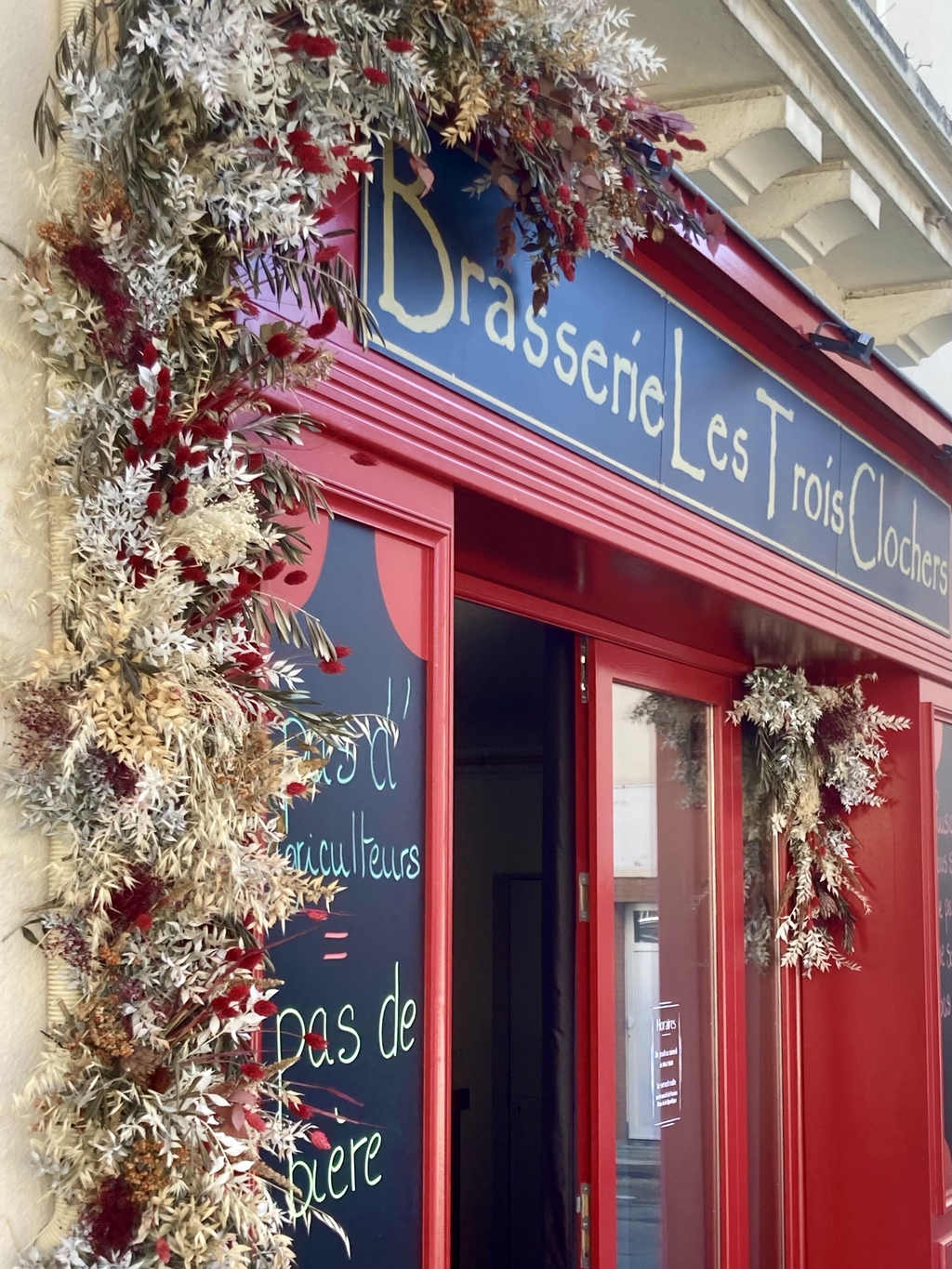 Facade de boutique d'un rouge basque décorée pour la période de Noel
