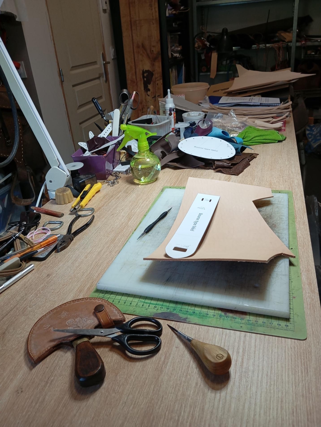 Artisan maroquinier Béarn couture main point de sellier