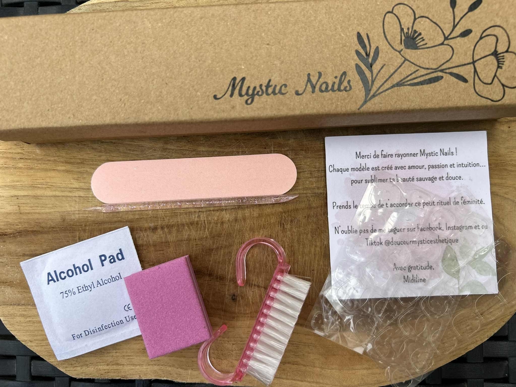  Comment ça marche ? 
Commandez votre kit de mesure, choisissez vos tailles et envoyez-les avec votre numéro de commande.
 Livraison à domicile ou  retrait chez Douceur Mystic…
Vos ongles sur-mesure arrivent, prêts à sublimer vos mains