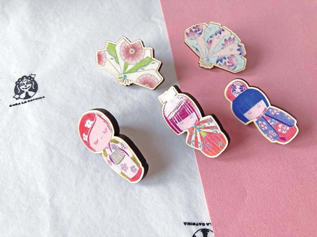 Pin's et magnet en bois, poupée kokeshi et éventail