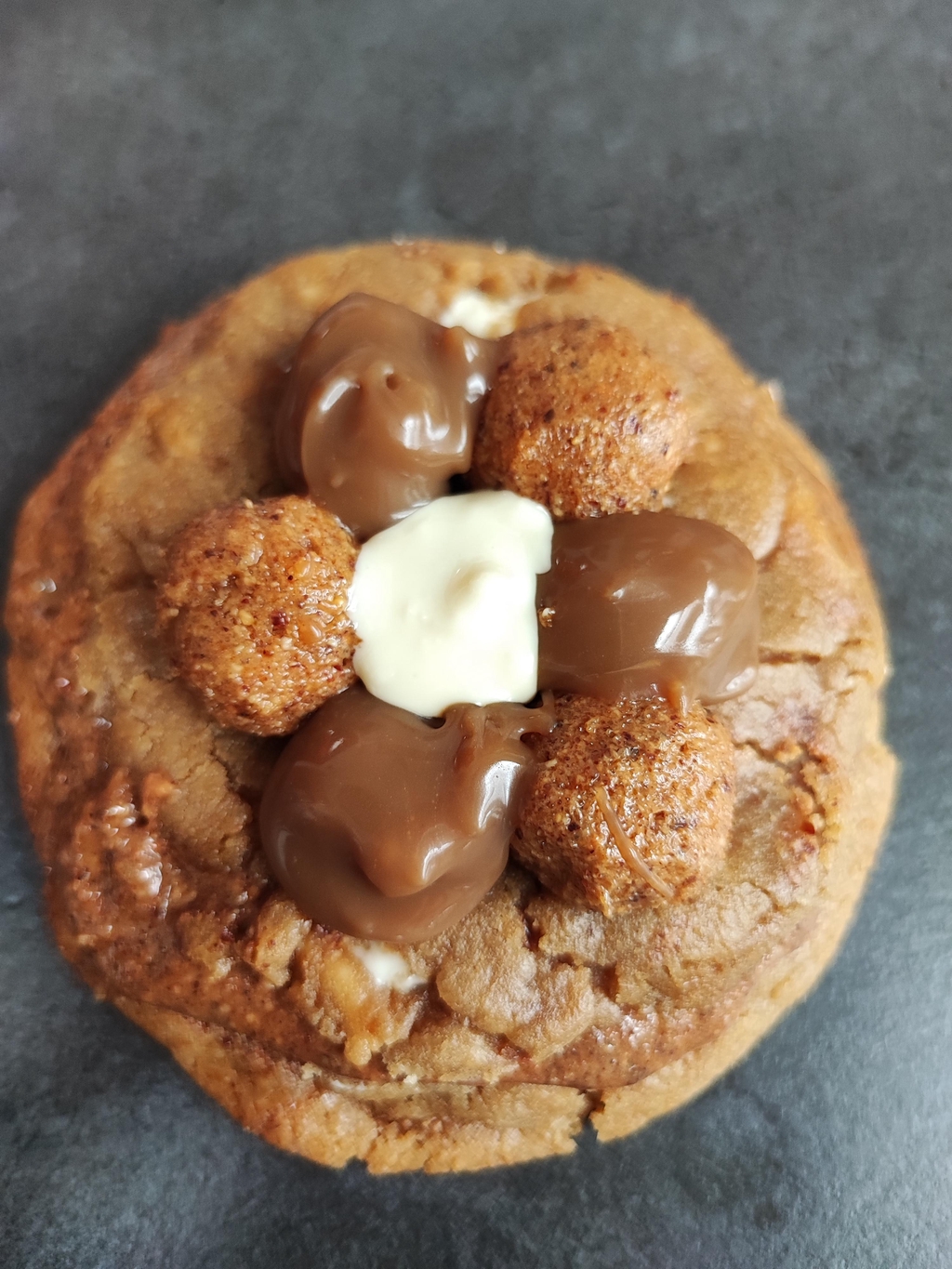 Le Praliné de Cacahuètes, mon praliné de cacahuètes inséré dans ma pâte de cookies avec du chocolat blanc et des cacahuètes caramélisées dans ma bassine en cuivre
