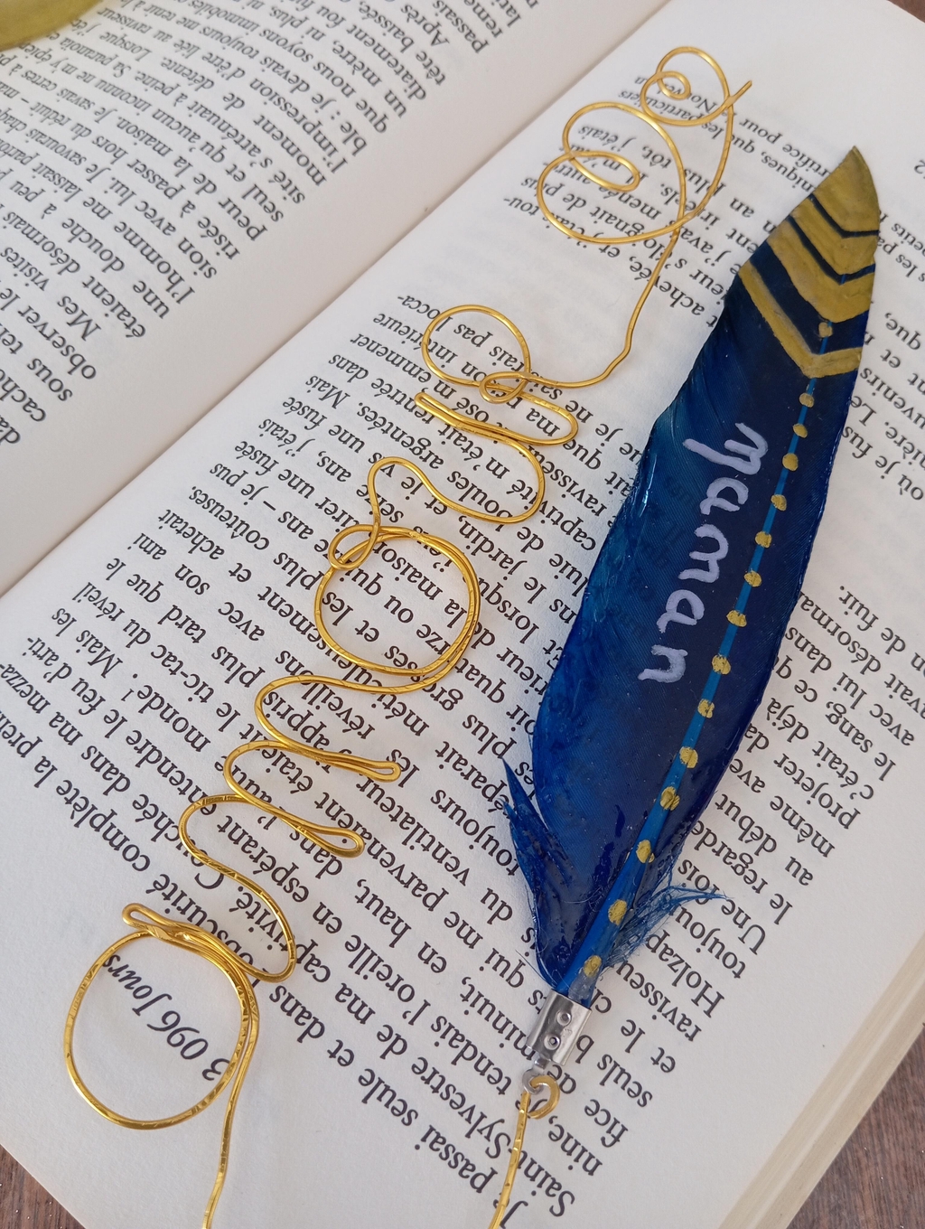 
Découvrez ma collection de marque-pages bohème, uniques et faits main. Plumes, perles et touches poétiques pour accompagner vos lectures et ou offrir un cadeau original.

