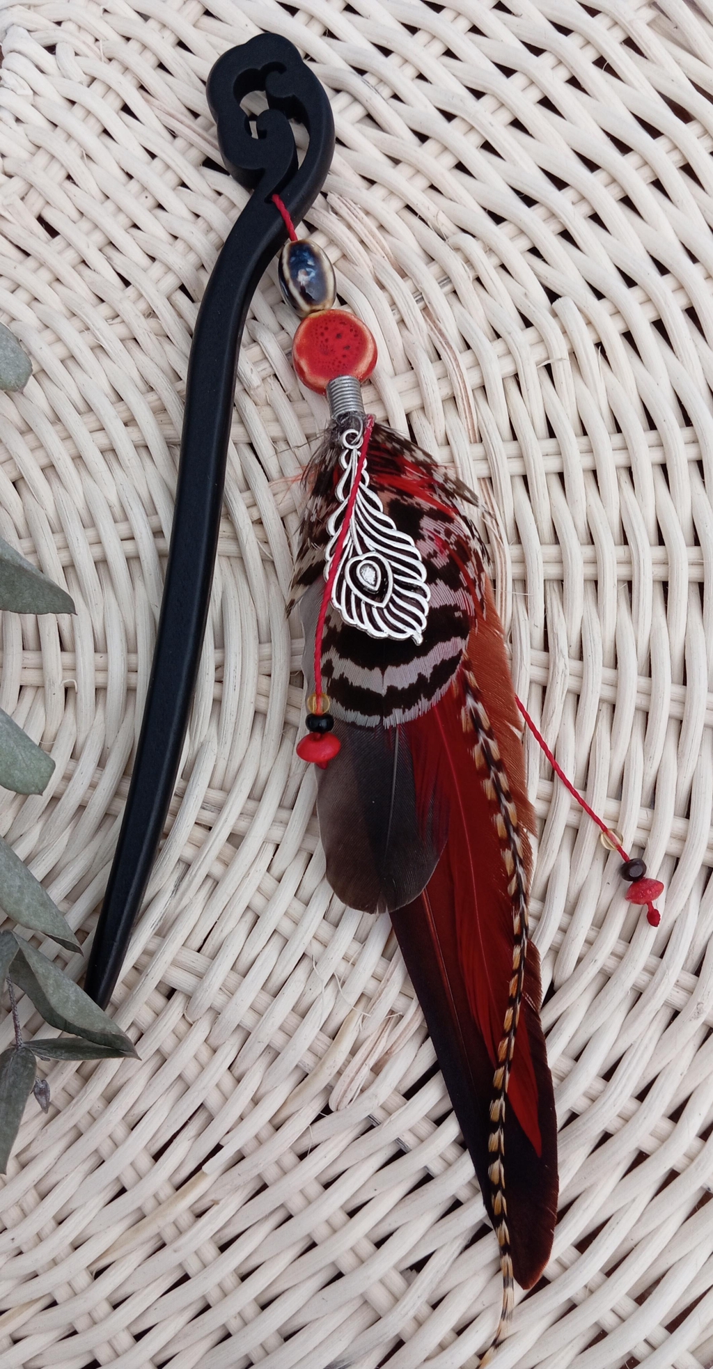 
Piques et clips à cheveux faits main, créés avec des matériaux recyclés et inspirés par la nature. Accessoires capillaires bohèmes et écoresponsables pour un style unique.
